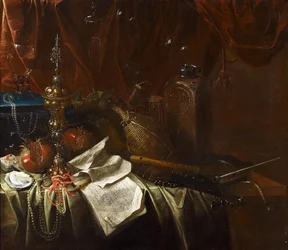Nature morte somptueuse avec instruments de musique, partitions, grenades, vin, verre et une coupe bosselée